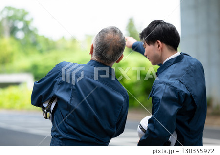 作業着姿の若手とベテラン 作業着姿の若手とベテラン 130355972