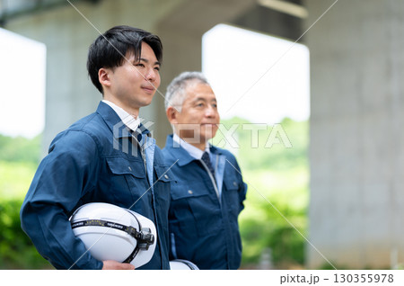 作業着姿の若手とベテラン 130355978