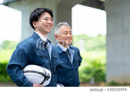作業着姿の若手とベテラン 130355979