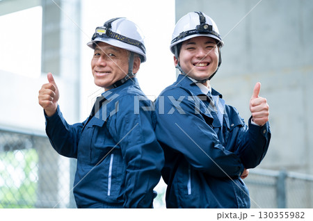作業着姿の若手とベテラン 作業着姿の若手とベテラン 130355982