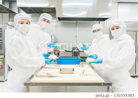 衛生服を着て食品加工の仕事をする男女スタッフ（食品衛生,食品工場,衛生管理) 130355985