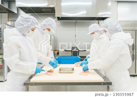 衛生服を着て食品加工の仕事をする男女スタッフ（食品衛生,食品工場,衛生管理) 130355987