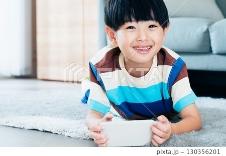 スマホで遊ぶ男の子 130356201
