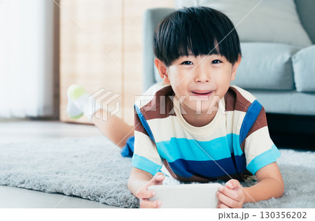 スマホで遊ぶ男の子 スマホで遊ぶ男の子 130356202