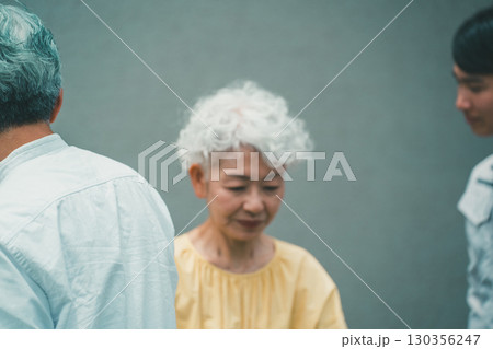 高齢者の人見知り 130356247