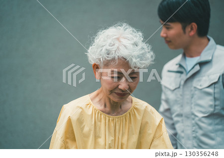高齢女性と業者 高齢女性と業者 130356248