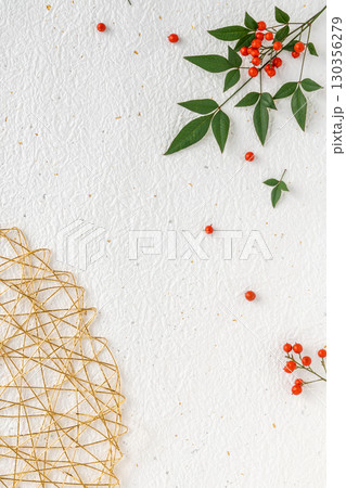 白い和紙に南天と金の水引細工の背景 130356279