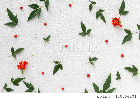 白い和紙に南天の葉と万両の赤い実の背景 130356281