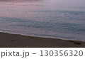 夕暮れの海辺 130356320