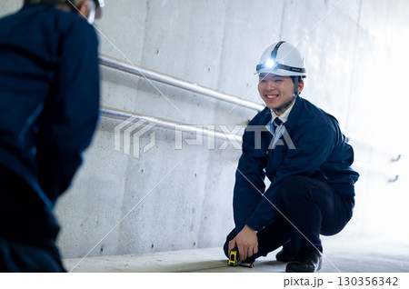 作業中のベテランと若手 130356342