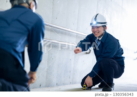 作業中のベテランと若手 130356343
