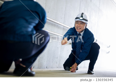 作業中のベテランと若手 作業中のベテランと若手 130356345