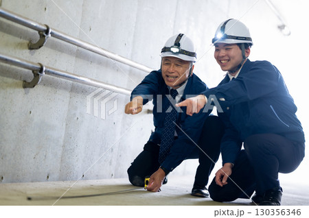 作業中のベテランと若手 作業中のベテランと若手 130356346