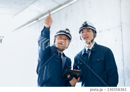 作業着姿の若手とベテラン 130356361