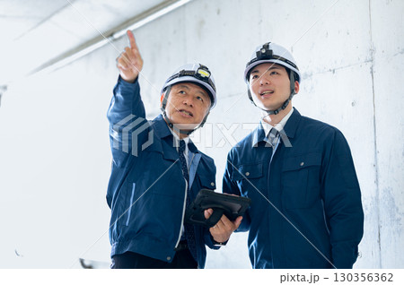 作業着姿の若手とベテラン 130356362