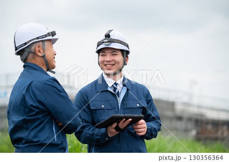 作業着姿の若手とベテラン 作業着姿の若手とベテラン 130356364