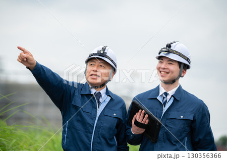 作業着姿の若手とベテラン 130356366