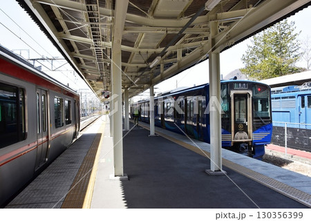 長野県 しなの鉄道軽井沢駅のプラットホームと車両 長野県 しなの鉄道軽井沢駅のプラットホームと車両 130356399