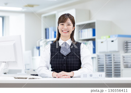 ビジネス　受付の女性のポートレート 130356411