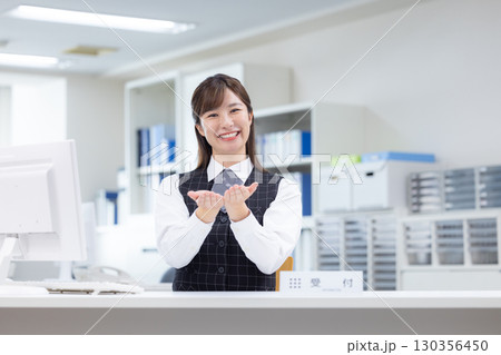 ビジネス　受付　女性のポートレート 130356450