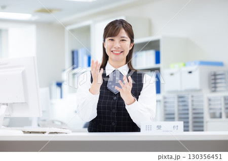 ビジネス　受付　女性のポートレート 130356451