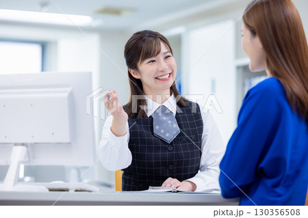 ビジネス　接客をする窓口の女性 130356508