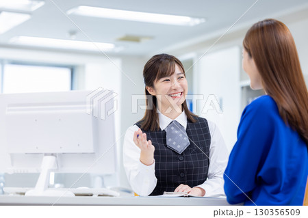 ビジネス　接客をする窓口の女性 130356509
