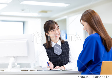 ビジネス 接客をする窓口の女性 ビジネス 接客をする窓口の女性 130356512