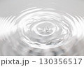 水面に落ちる水滴. 130356517