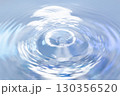 水面に落ちる水滴. 130356520