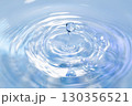 水面に落ちる水滴. 130356521