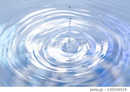 水面に落ちる水滴. 130356524