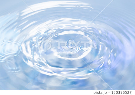 水面に落ちる水滴. 水面に落ちる水滴. 130356527