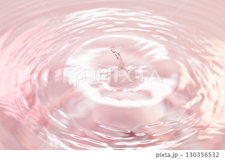 水面に落ちる水滴. 130356532