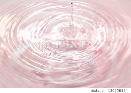 水面に落ちる水滴. 水面に落ちる水滴. 130356534