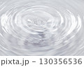 水面に落ちる水滴. 130356536