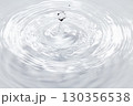 水面に落ちる水滴. 130356538