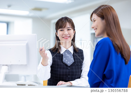 ビジネス 接客をする窓口の女性 ビジネス 接客をする窓口の女性 130356788
