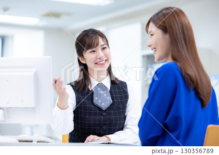 ビジネス　接客をする窓口の女性 130356789