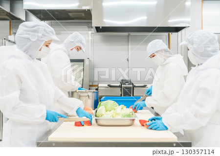 衛生服を着て食品加工の仕事をする男女スタッフ(食品衛生,食品工場,衛生管理) 衛生服を着て食品加工の仕事をする男女スタッフ(食品衛生,食品工場,衛生管理) 130357114