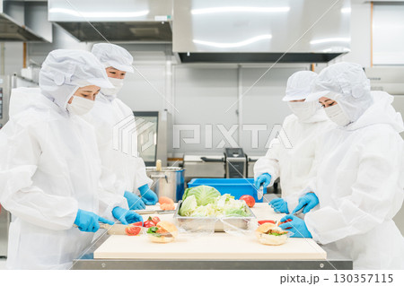 衛生服を着て食品加工の仕事をする男女スタッフ（食品衛生,食品工場,衛生管理) 130357115