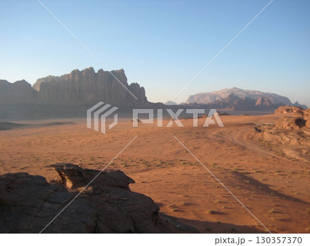 夕暮れのワディ・ラムの砂漠と岩山 夕暮れのワディ・ラムの砂漠と岩山 130357370