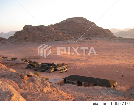 夕暮れに赤く染まるワディ・ラム 夕暮れに赤く染まるワディ・ラム 130357376