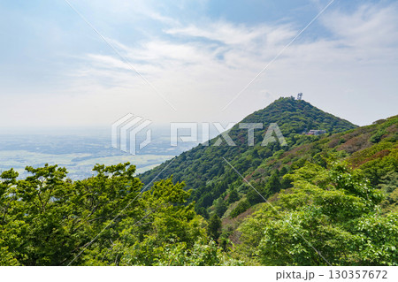筑波山(女体山頂上より）男体山と関東平野を見る 130357672