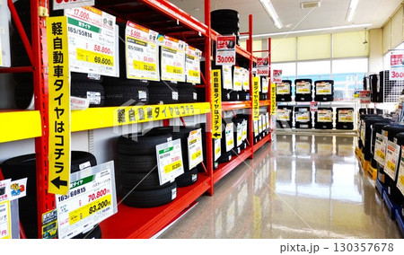 カー用品店タイヤ 130357678