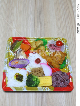 和風弁当（幕の内弁当・縦構図） 130357707