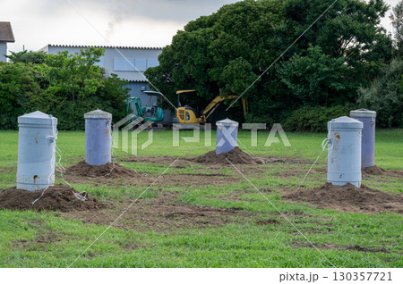 打ち上げ花火の筒 準備 花火大会 花火師 打ち上げ花火の筒 準備 花火大会 花火師 130357721