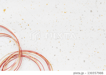 白に金銀箔の和紙に赤金の水引の背景素材 130357986