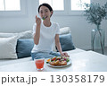 管理職女性の朝食,ブランチイメージ 130358179
