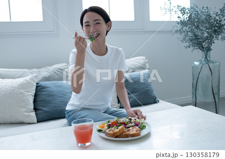 管理職女性の朝食,ブランチイメージ 管理職女性の朝食,ブランチイメージ 130358179